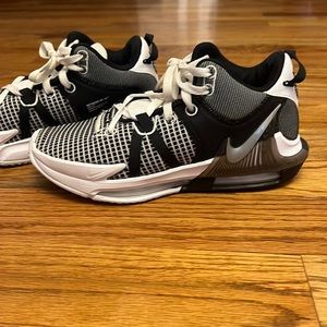 Nike Lebron Witness 7 basketball shoes men’s size 7 black and white